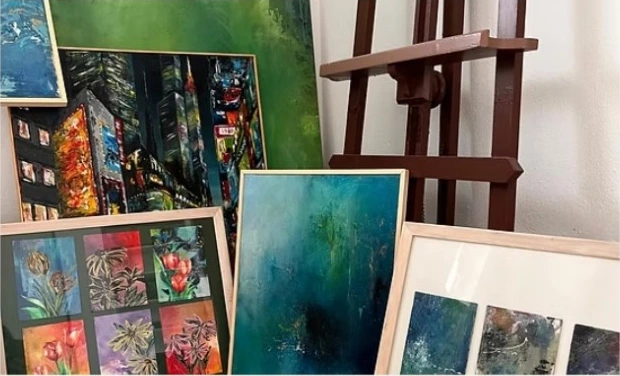 Malerei und gerahmte Werke in Yasmeen Webers Atelier